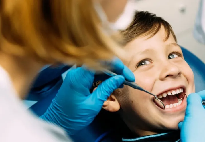 Czy stomatolog dziecięcy może pomóc w eliminacji nawyków takich jak ssanie kciuka czy oddychanie przez usta