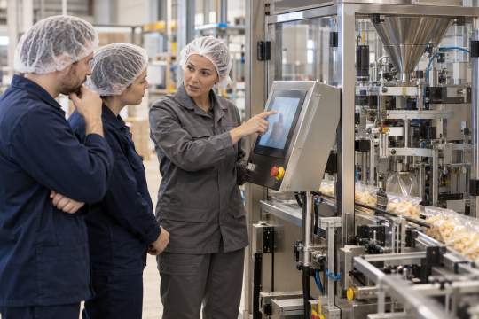 Czy producent maszyn pakujących powinien szkolić operatorów po uruchomieniu urządzenia?